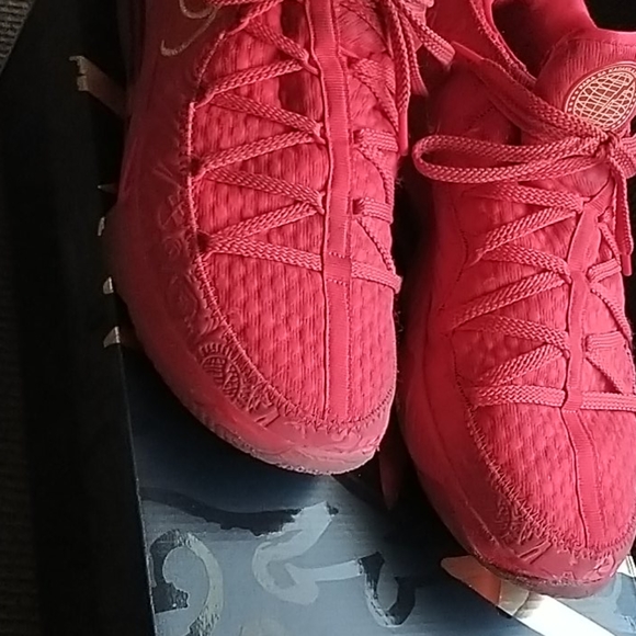 Lebron XVII Low PH / Red and Metallic Gold - Picture 7 of 12